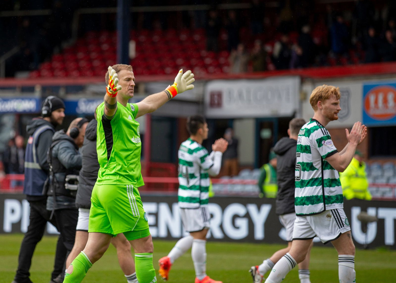 Watch: Outstanding Footage Of Joe Hart With Celtic Fans After Dundee ...