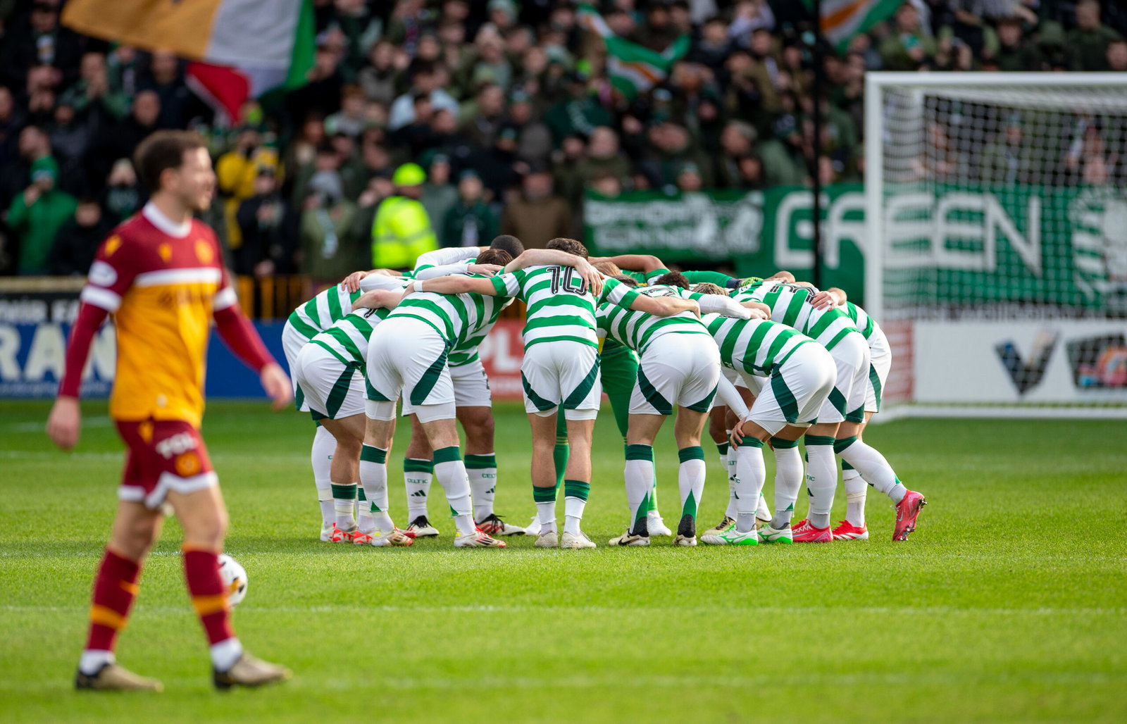 cELTIC FC HUDDLE