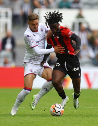 OGC Nice's Jordan Lotomba in action with Fiorentina's Louis Munteanu