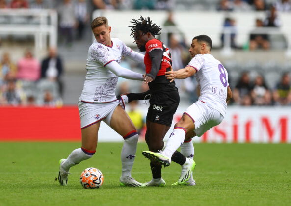 Nice's Jordan Lotomba in action with Fiorentina's Louis Munteanu and Rolando Mandragora
