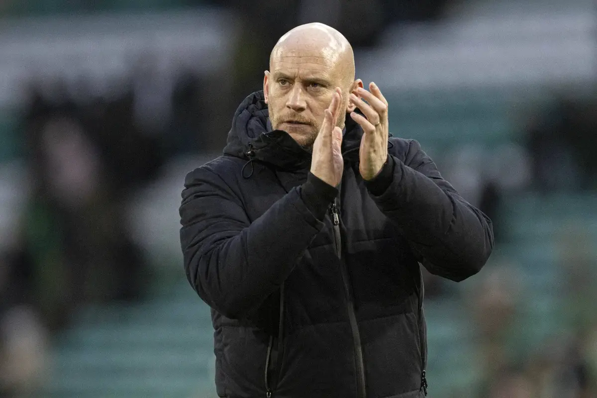 “Doesn’t Get Overturned!” – Hibernian Boss Stuns Celtic Fans With Penalty Comments